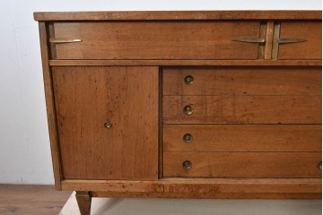 アメリカヴィンテージ　バセットファニチャー(Bassett Furniture)　金属製の引手がミッドセンチュリーの雰囲気を引き立てる木製サイドボード　(R-085213)