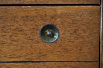 アメリカヴィンテージ　バセットファニチャー(Bassett Furniture)　金属製の引手がミッドセンチュリーの雰囲気を引き立てる木製サイドボード　(R-085213)