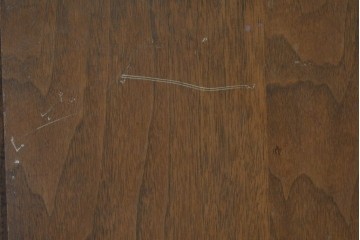 アメリカヴィンテージ　バセットファニチャー(Bassett Furniture)　金属製の引手がミッドセンチュリーの雰囲気を引き立てる木製サイドボード　(R-085213)