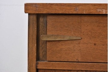 アメリカヴィンテージ　バセットファニチャー(Bassett Furniture)　金属製の引手がミッドセンチュリーの雰囲気を引き立てる木製サイドボード　(R-085213)