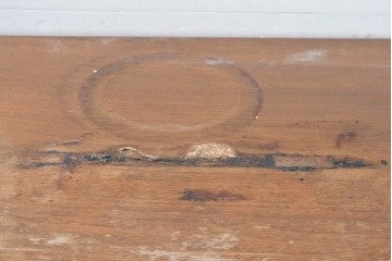 アメリカヴィンテージ　バセットファニチャー(Bassett Furniture)　金属製の引手がミッドセンチュリーの雰囲気を引き立てる木製サイドボード　(R-085213)