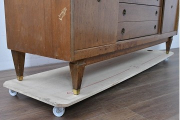 アメリカヴィンテージ　バセットファニチャー(Bassett Furniture)　金属製の引手がミッドセンチュリーの雰囲気を引き立てる木製サイドボード　(R-085213)