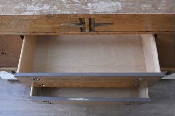 アメリカヴィンテージ　バセットファニチャー(Bassett Furniture)　金属製の引手がミッドセンチュリーの雰囲気を引き立てる木製サイドボード　(R-085213)