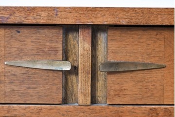 アメリカヴィンテージ　バセットファニチャー(Bassett Furniture)　金属製の引手がミッドセンチュリーの雰囲気を引き立てる木製サイドボード　(R-085213)