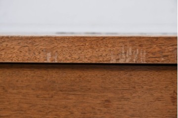 アメリカヴィンテージ　バセットファニチャー(Bassett Furniture)　金属製の引手がミッドセンチュリーの雰囲気を引き立てる木製サイドボード　(R-085213)