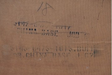 アメリカヴィンテージ　バセットファニチャー(Bassett Furniture)　金属製の引手がミッドセンチュリーの雰囲気を引き立てる木製サイドボード　(R-085213)