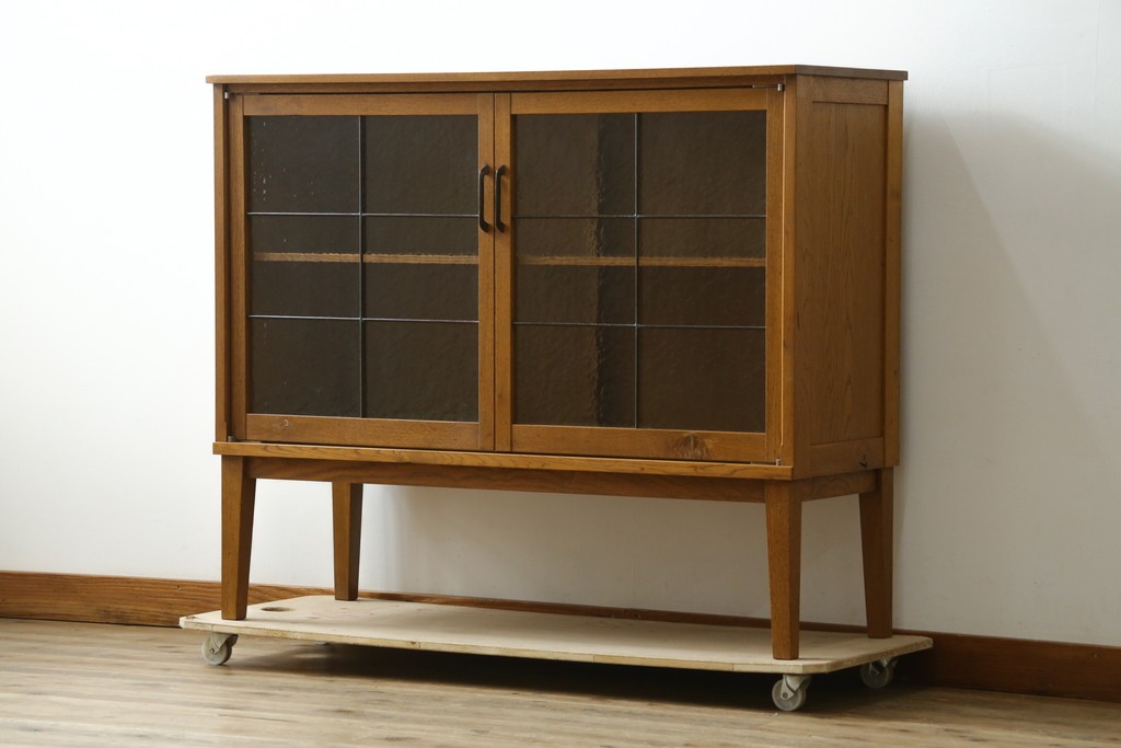 中古　トラックファニチャー (TRUCK FURNITURE)　ゆらぎのある型板ガラスに格子をあしらった扉がお洒落なキャビネット　定価約26万円　(R-085214)