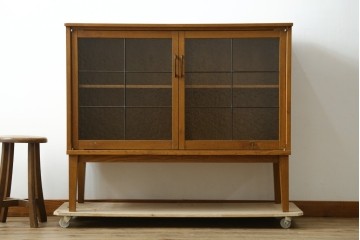 中古　トラックファニチャー (TRUCK FURNITURE)　ゆらぎのある型板ガラスに格子をあしらった扉がお洒落なキャビネット　定価約26万円　(R-085214)