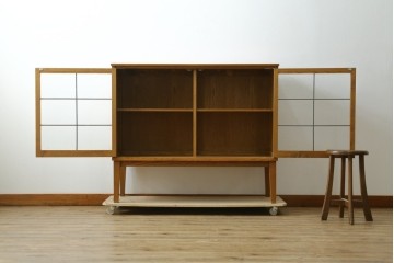中古　トラックファニチャー (TRUCK FURNITURE)　ゆらぎのある型板ガラスに格子をあしらった扉がお洒落なキャビネット　定価約26万円　(R-085214)