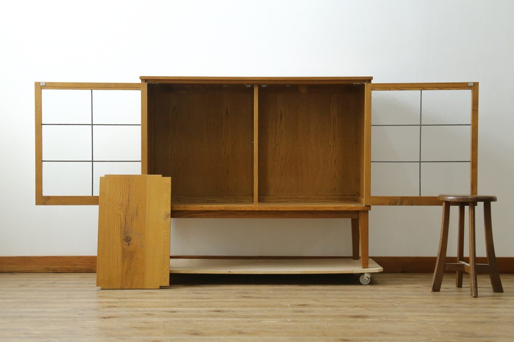中古　トラックファニチャー (TRUCK FURNITURE)　ゆらぎのある型板ガラスに格子をあしらった扉がお洒落なキャビネット　定価約26万円　(R-085214)
