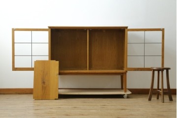中古　トラックファニチャー (TRUCK FURNITURE)　ゆらぎのある型板ガラスに格子をあしらった扉がお洒落なキャビネット　定価約26万円　(R-085214)