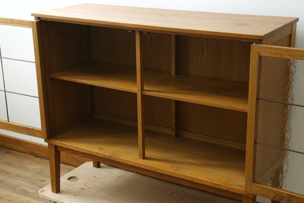 中古　トラックファニチャー (TRUCK FURNITURE)　ゆらぎのある型板ガラスに格子をあしらった扉がお洒落なキャビネット　定価約26万円　(R-085214)