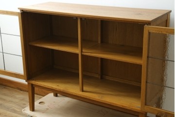 中古　トラックファニチャー (TRUCK FURNITURE)　ゆらぎのある型板ガラスに格子をあしらった扉がお洒落なキャビネット　定価約26万円　(R-085214)