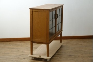 中古　トラックファニチャー (TRUCK FURNITURE)　ゆらぎのある型板ガラスに格子をあしらった扉がお洒落なキャビネット　定価約26万円　(R-085214)