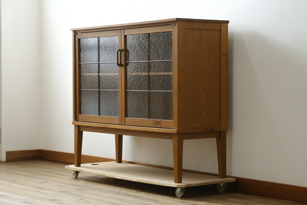 中古　トラックファニチャー (TRUCK FURNITURE)　ゆらぎのある型板ガラスに格子をあしらった扉がお洒落なキャビネット　定価約26万円　(R-085214)