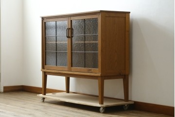 中古　トラックファニチャー (TRUCK FURNITURE)　ゆらぎのある型板ガラスに格子をあしらった扉がお洒落なキャビネット　定価約26万円　(R-085214)