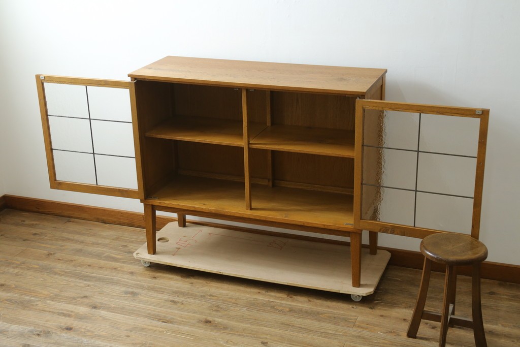 中古　トラックファニチャー (TRUCK FURNITURE)　ゆらぎのある型板ガラスに格子をあしらった扉がお洒落なキャビネット　定価約26万円　(R-085214)