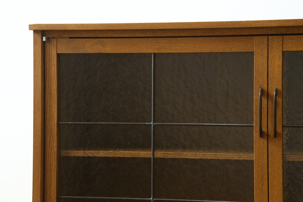 中古　トラックファニチャー (TRUCK FURNITURE)　ゆらぎのある型板ガラスに格子をあしらった扉がお洒落なキャビネット　定価約26万円　(R-085214)