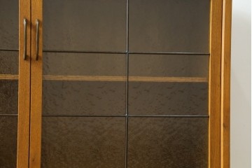 中古　トラックファニチャー (TRUCK FURNITURE)　ゆらぎのある型板ガラスに格子をあしらった扉がお洒落なキャビネット　定価約26万円　(R-085214)