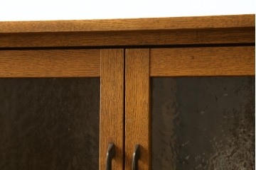 中古　トラックファニチャー (TRUCK FURNITURE)　ゆらぎのある型板ガラスに格子をあしらった扉がお洒落なキャビネット　定価約26万円　(R-085214)