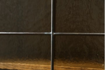 中古　トラックファニチャー (TRUCK FURNITURE)　ゆらぎのある型板ガラスに格子をあしらった扉がお洒落なキャビネット　定価約26万円　(R-085214)
