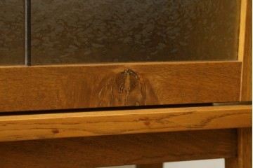 中古　トラックファニチャー (TRUCK FURNITURE)　ゆらぎのある型板ガラスに格子をあしらった扉がお洒落なキャビネット　定価約26万円　(R-085214)
