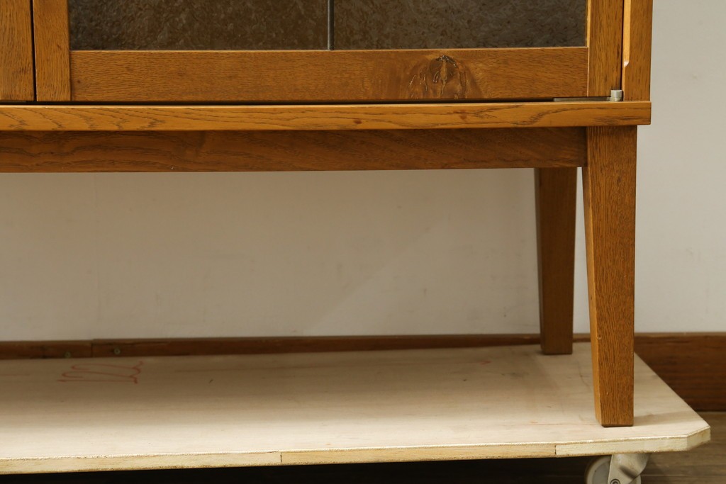 中古　トラックファニチャー (TRUCK FURNITURE)　ゆらぎのある型板ガラスに格子をあしらった扉がお洒落なキャビネット　定価約26万円　(R-085214)