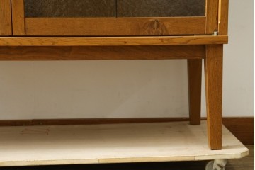 中古　トラックファニチャー (TRUCK FURNITURE)　ゆらぎのある型板ガラスに格子をあしらった扉がお洒落なキャビネット　定価約26万円　(R-085214)