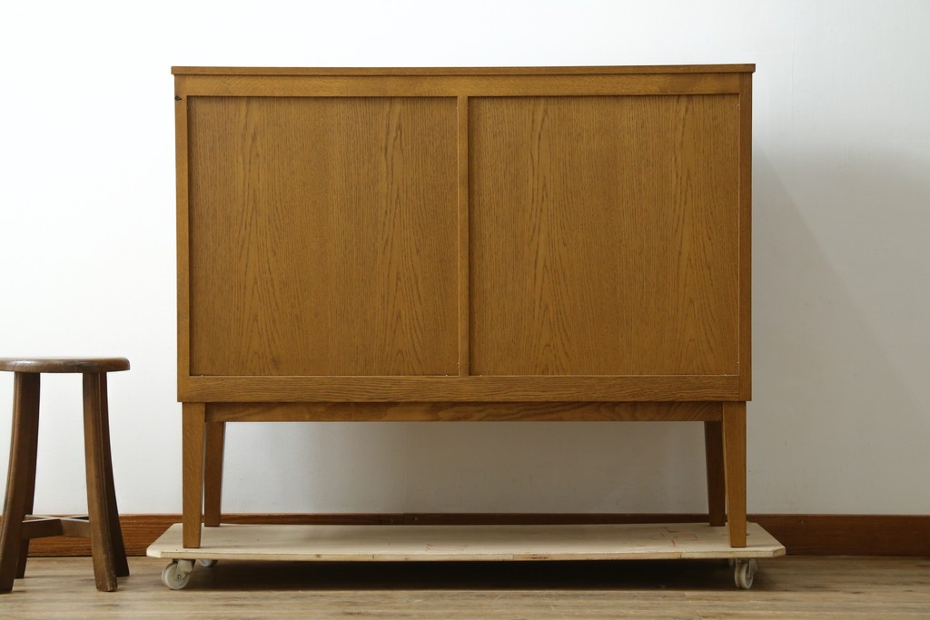 中古　トラックファニチャー (TRUCK FURNITURE)　ゆらぎのある型板ガラスに格子をあしらった扉がお洒落なキャビネット　定価約26万円　(R-085214)