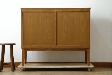 中古　トラックファニチャー (TRUCK FURNITURE)　ゆらぎのある型板ガラスに格子をあしらった扉がお洒落なキャビネット　定価約26万円　(R-085214)