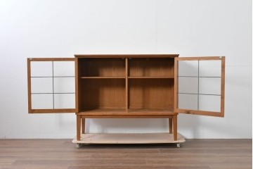 中古　トラックファニチャー (TRUCK FURNITURE)　ゆらぎのある型板ガラスに格子をあしらった扉がお洒落なサイドキャビネット　定価約26万円相当　(R-085214)