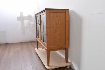 中古　トラックファニチャー (TRUCK FURNITURE)　ゆらぎのある型板ガラスに格子をあしらった扉がお洒落なサイドキャビネット　定価約26万円相当　(R-085214)