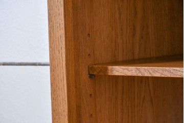 中古　トラックファニチャー (TRUCK FURNITURE)　ゆらぎのある型板ガラスに格子をあしらった扉がお洒落なサイドキャビネット　定価約26万円相当　(R-085214)