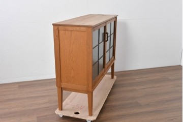 中古　トラックファニチャー (TRUCK FURNITURE)　ゆらぎのある型板ガラスに格子をあしらった扉がお洒落なサイドキャビネット　定価約26万円相当　(R-085214)
