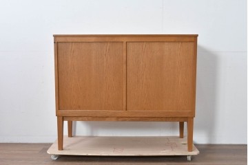 中古　トラックファニチャー (TRUCK FURNITURE)　ゆらぎのある型板ガラスに格子をあしらった扉がお洒落なサイドキャビネット　定価約26万円相当　(R-085214)