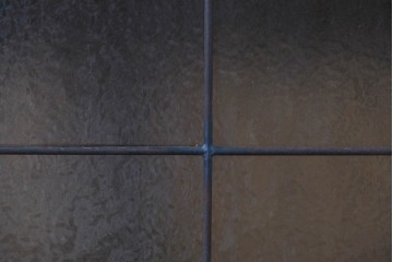 中古　トラックファニチャー (TRUCK FURNITURE)　ゆらぎのある型板ガラスに格子をあしらった扉がお洒落なサイドキャビネット　定価約26万円相当　(R-085214)