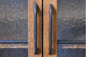 中古　トラックファニチャー (TRUCK FURNITURE)　ゆらぎのある型板ガラスに格子をあしらった扉がお洒落なサイドキャビネット　定価約26万円相当　(R-085214)