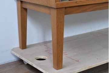 中古　トラックファニチャー (TRUCK FURNITURE)　ゆらぎのある型板ガラスに格子をあしらった扉がお洒落なサイドキャビネット　定価約26万円相当　(R-085214)