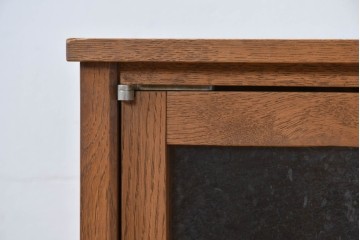 中古　トラックファニチャー (TRUCK FURNITURE)　ゆらぎのある型板ガラスに格子をあしらった扉がお洒落なサイドキャビネット　定価約26万円相当　(R-085214)