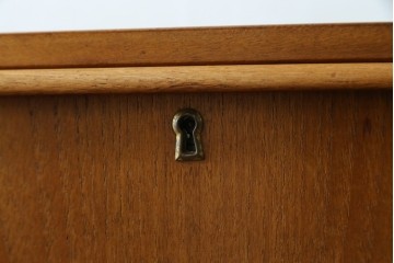 デンマークヴィンテージ　チーク材　無駄をそいだシンプルな佇まいが美しいチェスト　(R-085216)