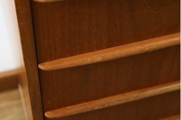 デンマークヴィンテージ　チーク材　無駄をそいだシンプルな佇まいが美しいチェスト　(R-085216)