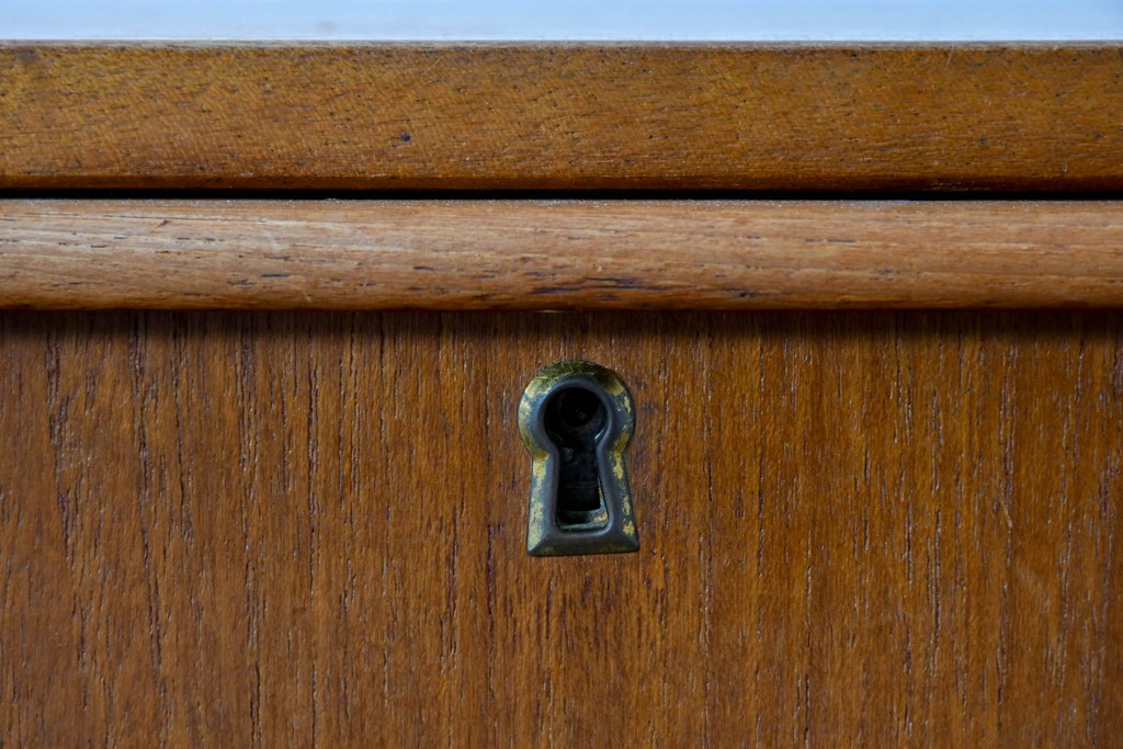 デンマークヴィンテージ　チーク材　無駄をそいだシンプルな佇まいが美しいチェスト　(R-085216)