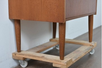 デンマークヴィンテージ　チーク材　無駄をそいだシンプルな佇まいが美しいチェスト　(R-085216)