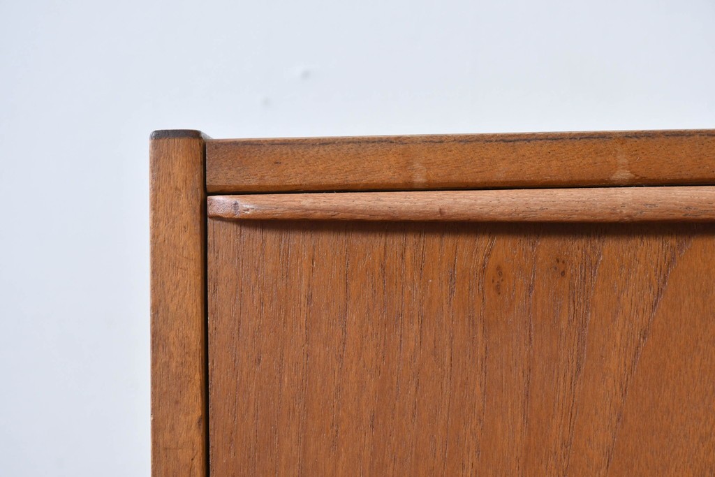 デンマークヴィンテージ　チーク材　無駄をそいだシンプルな佇まいが美しいチェスト　(R-085216)