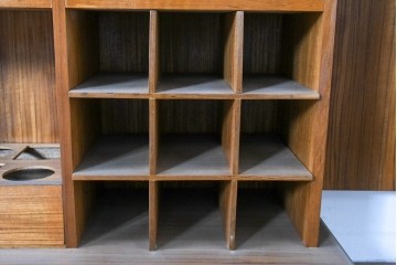 中古　ヨーロッパ高級輸入家具　上手物　チーク材　ワインラックに活躍!クラシカルな佇まいのサーバー　(R-085217)