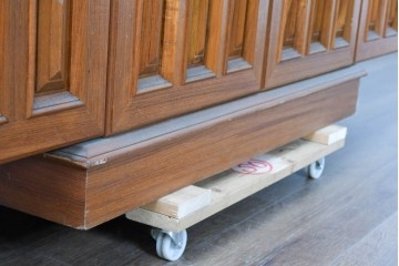 中古　ヨーロッパ高級輸入家具　上手物　チーク材　ワインラックに活躍!クラシカルな佇まいのサーバー　(R-085217)