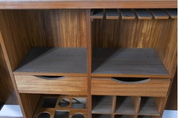 中古　ヨーロッパ高級輸入家具　上手物　チーク材　ワインラックに活躍!クラシカルな佇まいのサーバー　(R-085217)