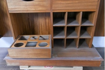 中古　ヨーロッパ高級輸入家具　上手物　チーク材　ワインラックに活躍!クラシカルな佇まいのサーバー　(R-085217)