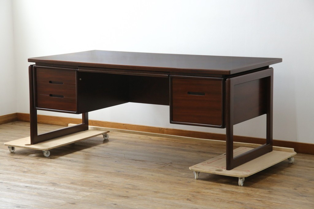 デンマークヴィンテージ　Dyrlund(デューロン)　ローズウッド材　深みのある色調で上質な佇まいの両袖机　定価約140万円　(R-085218)