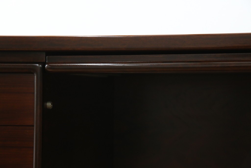 デンマークヴィンテージ　Dyrlund(デューロン)　ローズウッド材　深みのある色調で上質な佇まいの両袖机　定価約140万円　(R-085218)